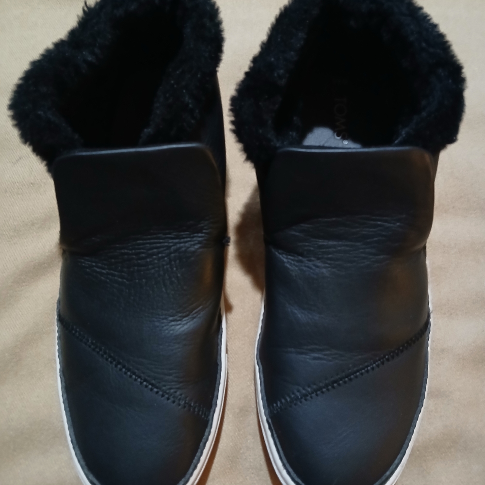 Toms Black Ankle Boots Sneakers with Fur Lining EUC